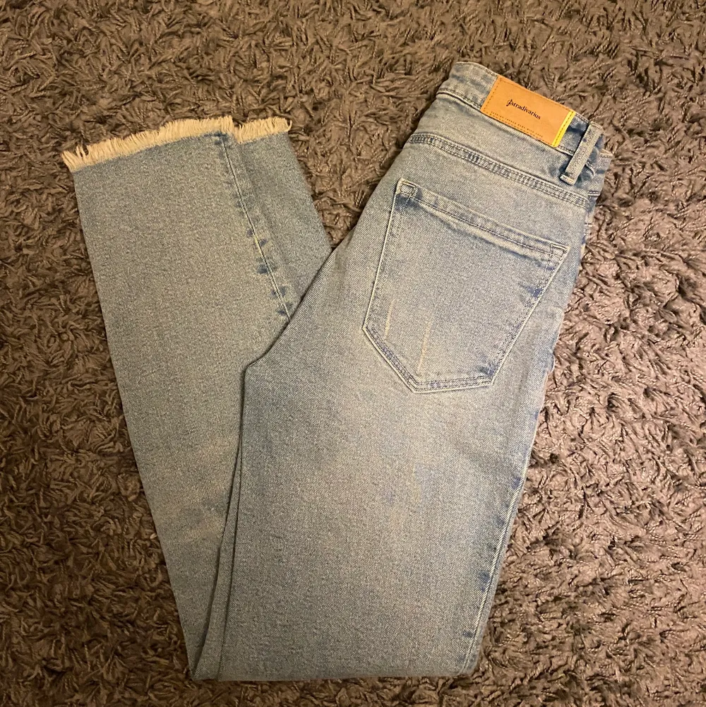 jättefina jeans ”mom slim jeans” från Stradivarius med hål i på ena knät, använda 1 gång 💙. Jeans & Byxor.