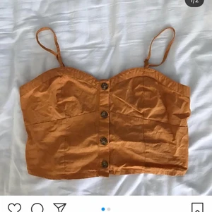 Crop top  - Orangegul crop top med knappar framtill och lite stretch. Väldigt bekväm, sval och somrig.