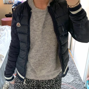 Moncler cardigan  - Jättefin mörkblå moncler cardigan i fint skick! Skriv privat för fler bilder😊 pris kan diskuteras