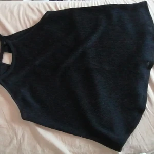 "fest linne"  - Ett linne, ganska tunt. Är som storlek M. Helt oanvänd. 