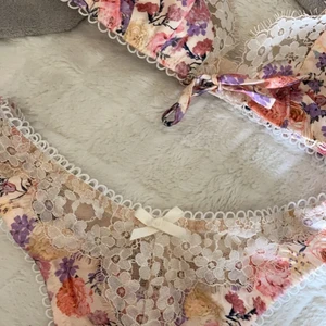 Underkläder  - FINASTE settet från ”forlove&lemons” 🥺💛 Aldrig använda. köpt för ca 1200kr och båda delar är i XS. Överdelen går att justera exakt till den längd man önskar💖💕 kom gärna med eger prisförslag⭐️