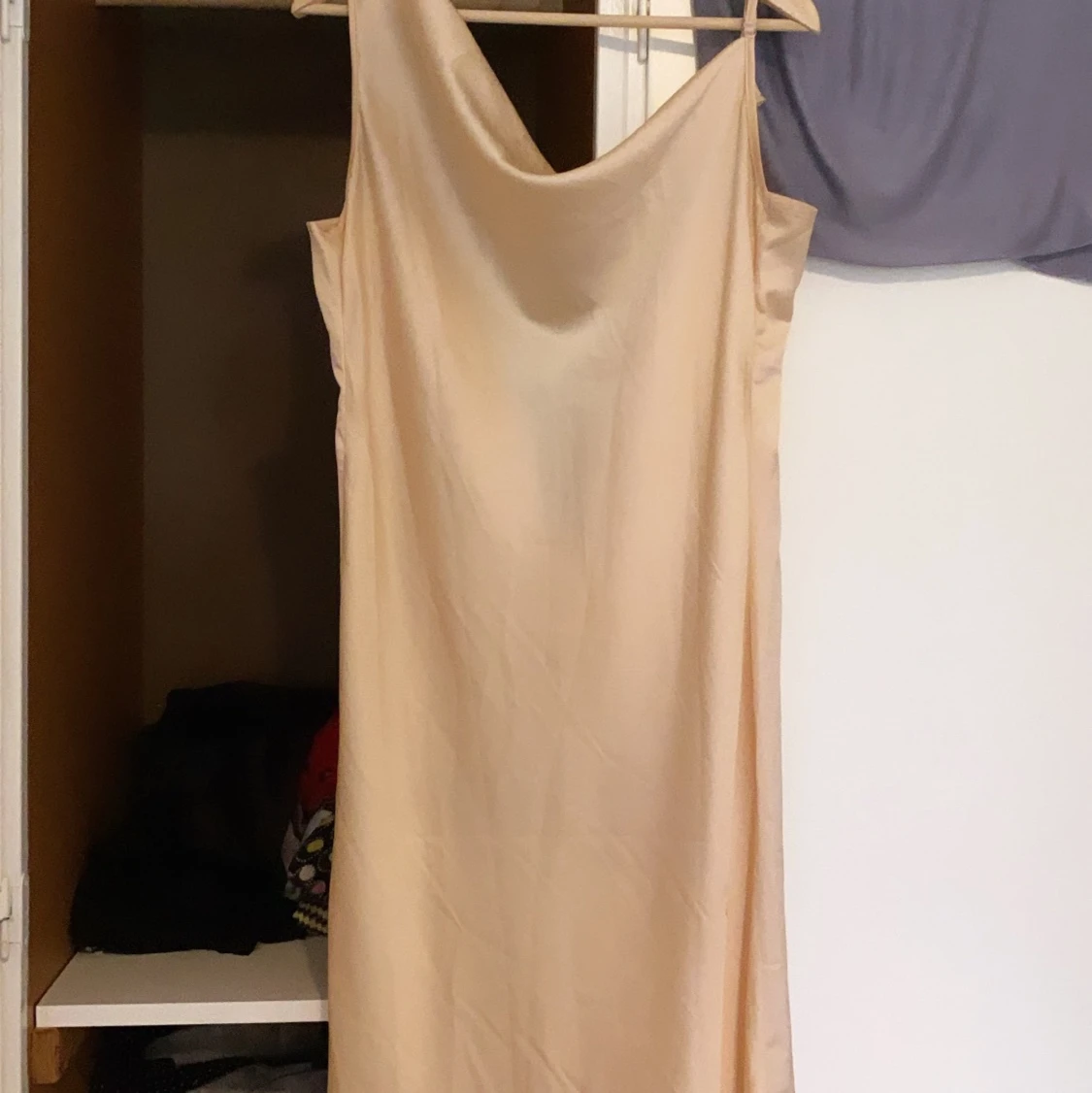 Satinklänning maxi peach färg