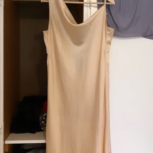 Satinklänning maxi peach färg  - Storlek M. Produkten är oanvänd då den inte passade. Klänningen har också en kedja där bak. 🤍