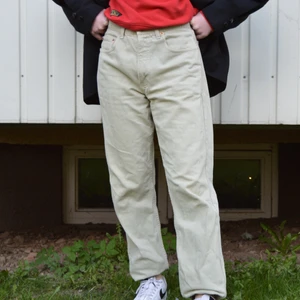 Beiga Levis jeans - Levis jeans med rak modell. Beige färg, drar lite åt det gröna hållet. Supersnygga. 