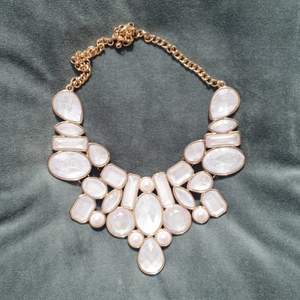 Coolt, tungt halsband i guld, pärlor och ädelstenar (inte äkta). Snyggt till monokrom outfit!