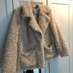 Mysig jacka storlek XS - Fin oversized fluffig jacka. Stängs med en knapp. Två stora fickor på framsidan. Stor och mysig krage 🌟 välanvänd men i fint skick! Kan skicka mot att köparen står för frakten 🥳 katt finns i hemmet!