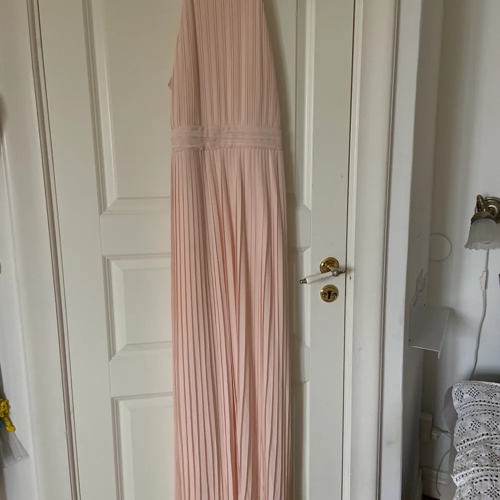 Balklänning från TFNC London, köpt 2017 & använd 1 gång. Kommer tyvärr inte ihåg vilken storlek & det står inte på klänningen heller men den passade mig som vanligtvis hade storlek M i kläder när den köptes!! Jag var 175 +7cm klackar på balen & då var klänningen perfekt längd😄😄. Klänningar.