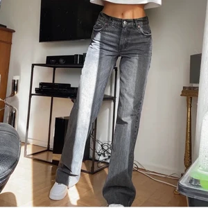 Zara mid rise - (Lägger upp igen pga oseriös köpare) Säljer dessa supersnygga zara mid-rise jeans! De är i storlek 34 men sitter tyvärr för stort i midjan för mig som brukar ha w24 och har därför aldrig använt dem (lappen är kvar).  Längden e perfekt för mig som är 160. Buda eller köp direkt för 500💕💕 D är bara att skriva om ni vill ha fler bilder🥰