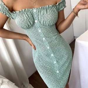 Klänning - HELT OANVÄND , säljer en jättefin sommarklänning från SHEIN , endast testat och säljer då den inte passade mig. Säljer för 100 kr inkl frakt       (Lånad bild från shein)