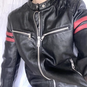 Skinnjacka Zara - Skinnjacka från Zara. Snygg och i bra skick. Aldrig använd. Storlek S. Alla dragkedjor funkar och den har stora fickor. 