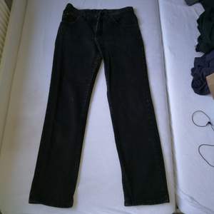 Jättepålitliga, fina svarta Lee jeans köpta på myrorna tror jag om jag minns rätt? Flitigt använda men fortfarande exakt samma skick som då jag köpte dem! Dem har en rak fit. Älskar dem verkligen för dem va så bra men nu är dem för små 💔 storlek 38-39