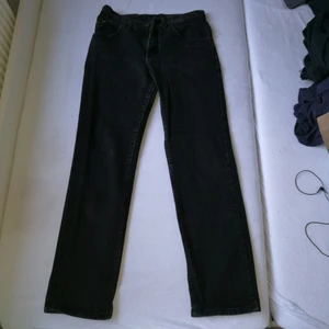 Fina raka svarta jeans 👖💕 - Jättepålitliga, fina svarta Lee jeans köpta på myrorna tror jag om jag minns rätt? Flitigt använda men fortfarande exakt samma skick som då jag köpte dem! Dem har en rak fit. Älskar dem verkligen för dem va så bra men nu är dem för små 💔 storlek 38-39