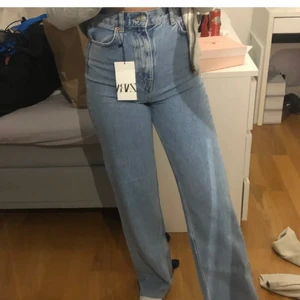 Zara 90 jeans - 90’s full length jeans från zara i färgen serenity blue. Helt slusålda i storlek 36! Aldrig använda endast testade. Kollar intresset, så skriv vad ni hade kunnat ge :) de är kvar sålänge annonsen finns kvar!