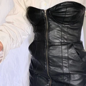 Klänning i ”skinn” från H&M - Klänning från HM Divided i fake skinn. Aldrig använd pga lite förliten för mig så toppskick. Storlek 38 men skulle säga att den passar 36. Har fickor. 