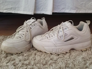 Fila skor - Ganska använda men billigt pris, vill bli av med dem