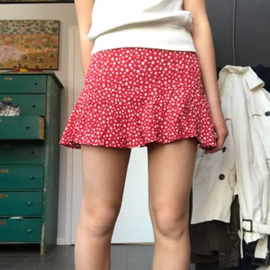 Zara kjol - Jättesöt Zara kjol i storlek xs-s❤️! Nyskick och perfekt till sommaren.☀️ köparen står för frakt.