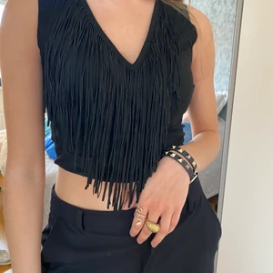 Frans topp - As coolt frans linne från Zara!!⚡️ Så fin till fest! Kan skicka men köparen står för frakt💕💕💕                                  HÖGSTA BUD: 180kr!!!!                                                                                    KÖP DIREKT 200!!!!