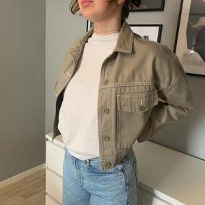 Grön jeansjacka  - Superfin jeansjacka från dr. Denim. Inprincip oanvänd då passformen inte var så tight som jag hade hoppats. Kan mötas upp norr om/ i Stockholm annars står köparen för fraktkostnad❤️