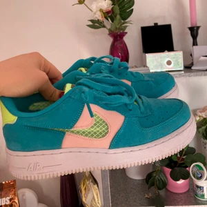 Nike air force 1 - Typ blåa/turkos Nike air force 1. Knappt använda. Kan mötas upp i Uppsala eller så fraktar jag, men det kostar. Betalning via swish