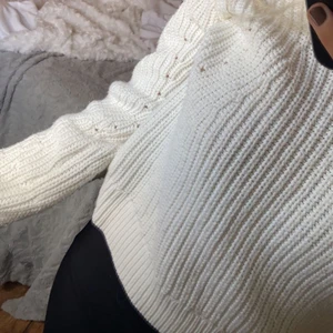 Vit skickad tröja - En jättefin stickad vit tröja i storlek XS men passar nog också S/M då den inte sitter så tajt! 