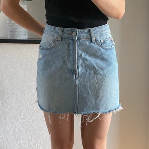 Jeanskjol - Jättefin jeanskjol från Bershka, använd typ 1 gång. Säljer den för att den tyvärr är lite för stor för mig. 