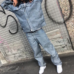 Helt nytt jeans set  - Det är mina egna bilder! Skriv vid intresse, priset går att diskutera. Frakt tillkommer 💓 köpt på beyond retro förra veckan. Säljs också separat ifall man bara är intresserad av ett plagg. Byxorna passar 38-40. Jackan passar nästan vem som 