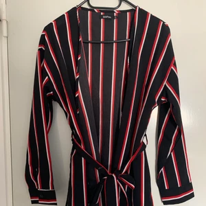 Omlottblus - En fin blus i omlott med band! Bra skick. 