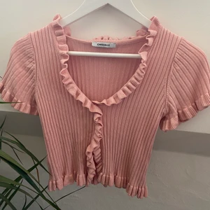 Söt tröja  - Säljer denna supersöta top från chiquelle, tycker inte riktigt den passar mig längre ✨🤗