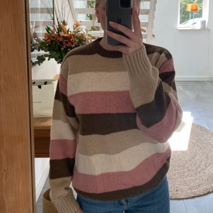 Gant stickad tröja - En snygg stickad tröja i 100% ull från gant, strl L men bärs av en small på bilden