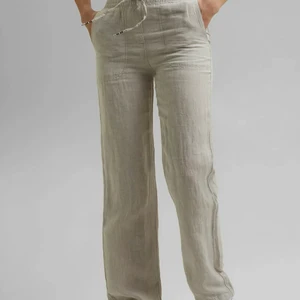 Linnebyxor esprit - Säljer dessa linnebyxor från esprit. Säljer då dom var för små för mig. Aldrig använda, alla lappar kvar. Köpta för 700kr. Storlek 36. (Helt slut på hemsidan). Buda i kommentarerna, avslutas 16/5. Budgivning startar på 650kr, frakt ingår ej. Bilder från zalandos hemsida.