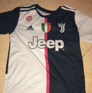 Juventus 2019/2020 kit - Juventus 2019/2020 kit. Storlek 164 på shortsen och 174 på tröjan. De är använda ett fåtal gånger,men säljes pga att de inte kommer till användning längre. Som sagt så står de Ronaldo på tröjan. Köparen står för frakt<3 kom privat för ett bra pris 