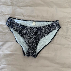 Bikinitrosa - Snygga orm-mönstrade bikinitrosor från Åhlens. Aldrig använda!☺️