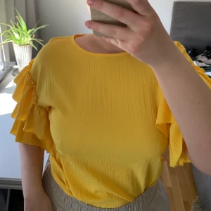 Somrig tröja - En gul fin tröja med volanger på ärmarna, hur fin till sommarn?! Är storlek 36 men passar mig som är 38/40
