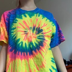 GILDAN t-shirt ( köpt på Wasteland i Danmark) - Batiktröja, flerfärgad🌈 Stor i passformen. Knappt använd