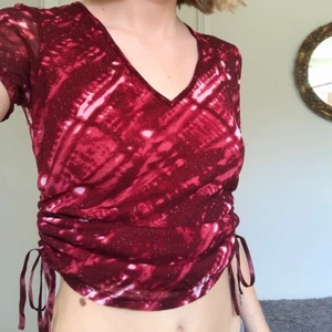 Y2k röd T-shirt  - Supersöt t-shirt med mesh tyg som är lite tie-die -aktigt med glitter i✨ (mönstret syns bäst på sista bilden). Den är också justerbar så man kan snöra den till en magtröja (bild 1) eller till en vanlig t-shirt (bild 2)💗 väldigt skönt material🧸