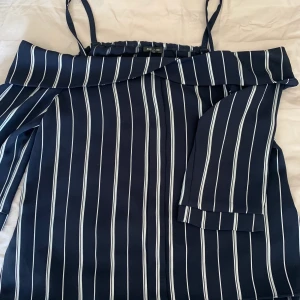 Off-shoulder från River Island - En söt off-shoulder tröja med en slit längst ner på båda sidorna. Tre-kvarts ärmar😍