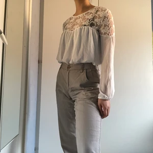 Vit blus  - En väldigt somrig blus i mjukt material och broderidetaljer. Hade passat riktigt bra till någon snygg kjol!! Sitter mer som en S pga att den är lite mindre i armarna