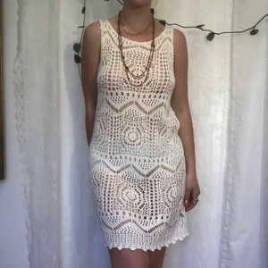 Vit virkad student klänning  - Super fin klänning som jag rekommenderar med en underklänning- jag säljer en perfekt för det! Annars funkar den ju över bikini också!! Helt ny och oanvänd!