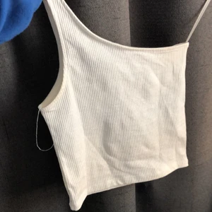 Linne trendigt - Säljer nu mitt one shoulder linne som jag köpte i somras🤗 Endast använt 2 gånger och är som ny! De är i storlek XXS men passar mig som är XS/S🥰 Köpt för 149kr❤️