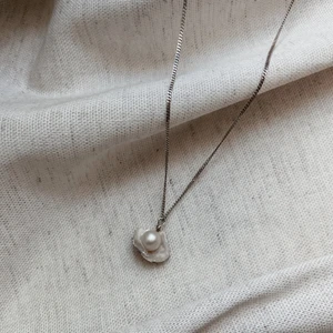 Pärlberlock  - Jag säljer denna fina berlock eftersom att jag inte använder den. Jag käpte den på en marknad någon gång så den är i ett bra skick. Själva berlocker är ca 1,5 cm långt.