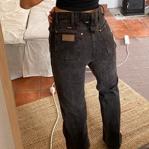 Wrangler jeans - Mörkbruna wrangler jeans!! Riktigt snygga, köpta secondhand och helt oanvända, men tyvärr för stora för mig. Tror de passar någon med strl M, eller S om man vill ha oversized look. Så snygga i längden! Svårt att fånga färgen på bild, men bild 2 visar färgen bra💞 skriv om du har frågor! 