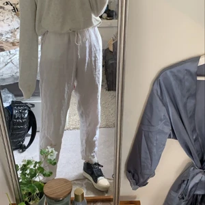 Linnebyxor från Jimmy key strl m - Säljer dessa snygga linnebyxor från Jimmy key! Perfekta i sommar! Strl m🤌Jag är 170cm! Först till kvarn