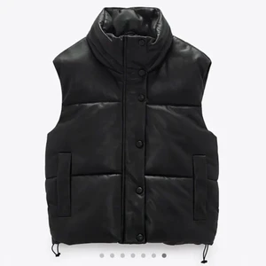 Zara väst - Säljer den populära västen från Zara som är slutsåld. Säljer min helt oanvända i storlek S. Jag ligger mellan S och M och den sitter jätte bra! Pris kan diskuteras