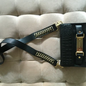 Kurt Geiger väska  - Svart Kurt Geiger väska med gulddetaljer. 100% läder. Väl använd men i väldigt gott skick. Alla väskorna är väl omhändertagna.  Nypris 2000 SEK