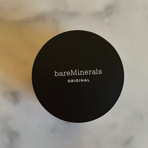 BareMinerals foundation puder  - Jag säljer ett helt nytt och oöppnat puder som jag köpte på kicks. Färgen: FAIRLY LIGHT 03. Köparen står för frakten!