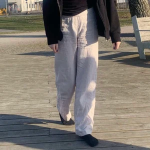 linnebyxor, esprit  - !!!SÄLJER ENDAST VID BRA BUD!!!  super fina och super sköna linnebyxor från esprit i storlek 38, dom är bra längd för mig som är 173 (jag har vikt in vid midjan på bilderna) Använda fåtal gånger och är i bra skick, på ena snöret har tråden dock låssnat💕