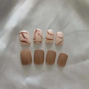 Naglar  - Det är inte bara dom åtta naglarna men det är 10st/ ett kit och man får 10st dubbelsidig klistermärken som är till naglarna. Man får också lite extra naglar om naglarna är för stora eller för små.                                                                                    Lager status: 1/1.