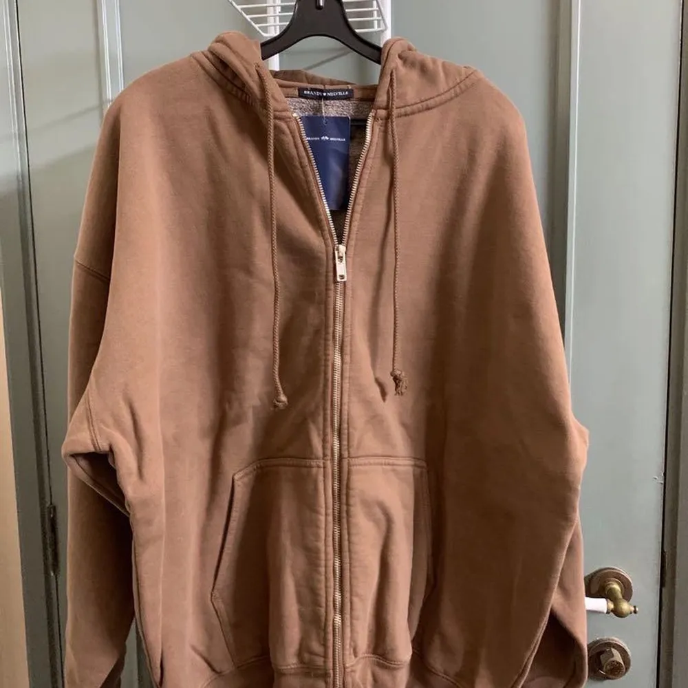 Säljer min fina hoodie från Brandy Melville, använd cirka 2 gånger MAX ☺️ hoodien har inga defekter & frakt på 66kr som gäller ✨ passar storlek XS-L beroende på hur man vill att den ska sitta! PS: första bilden är lånad!. Tröjor & Koftor.