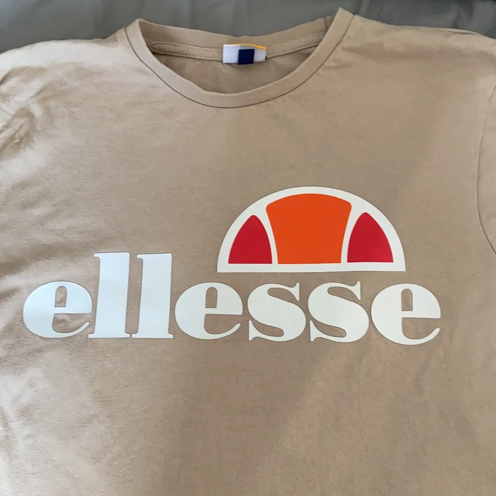 Så gott som ny t-shirt från Ellesse. Knappt använd. Storlek M . T-shirts.