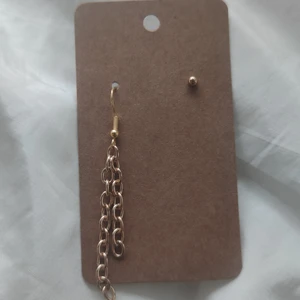 Örhängen - Dessa örhänge kostar 17kr plus frakt :) 